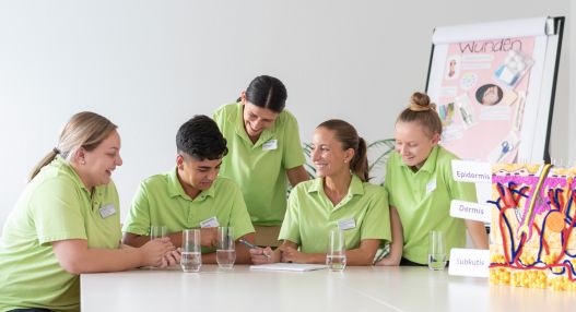 Lernenden beim Austausch