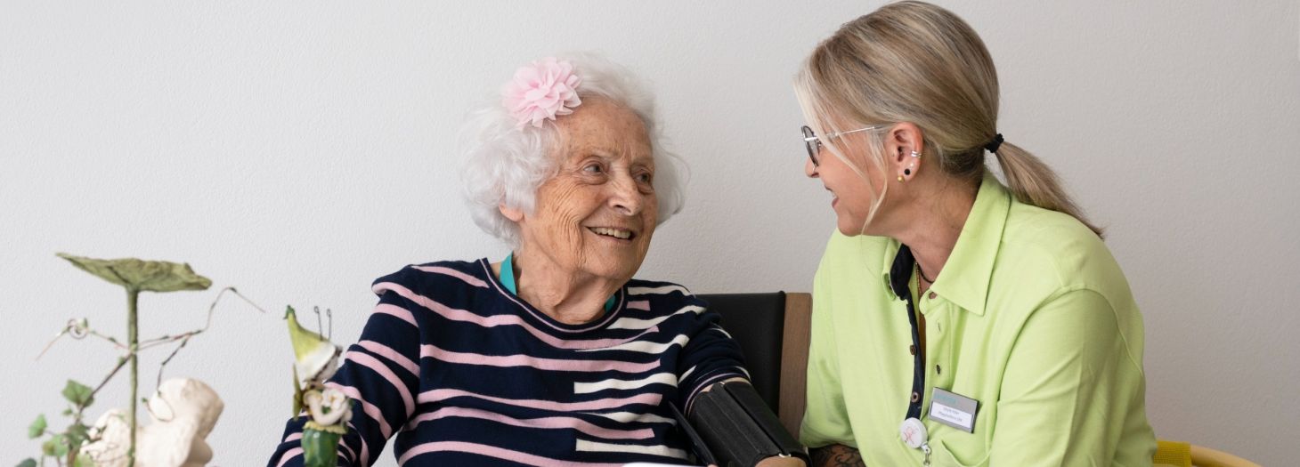 Drei Frauen am lachen